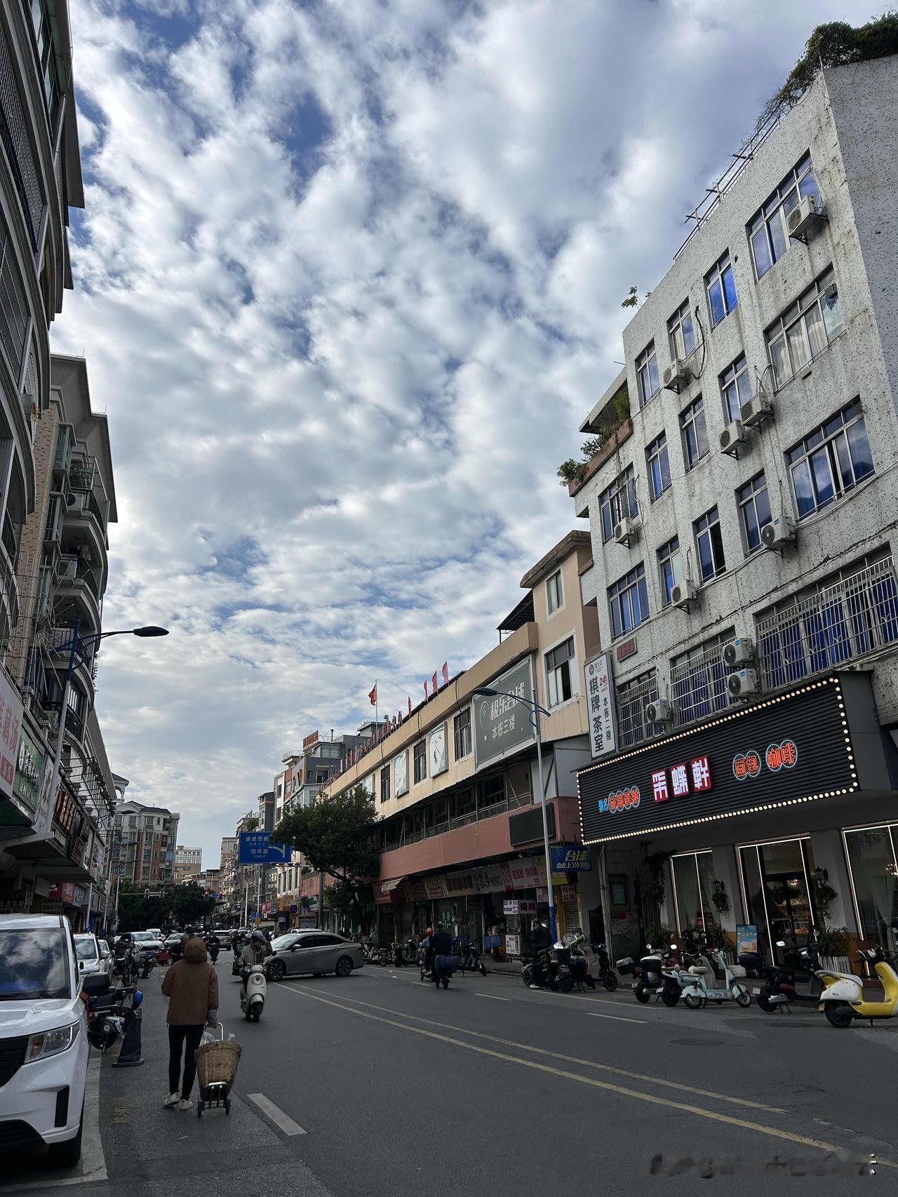 只有到了周末的时候，街上的人才会多起，

这个时间点才是牛马们狂欢聚会的日子，