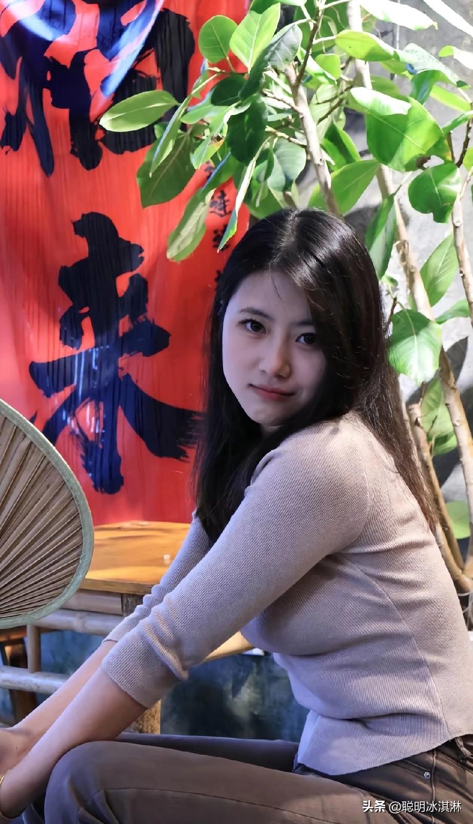 静坐绿植旁，红蓝相映，悠然自得。