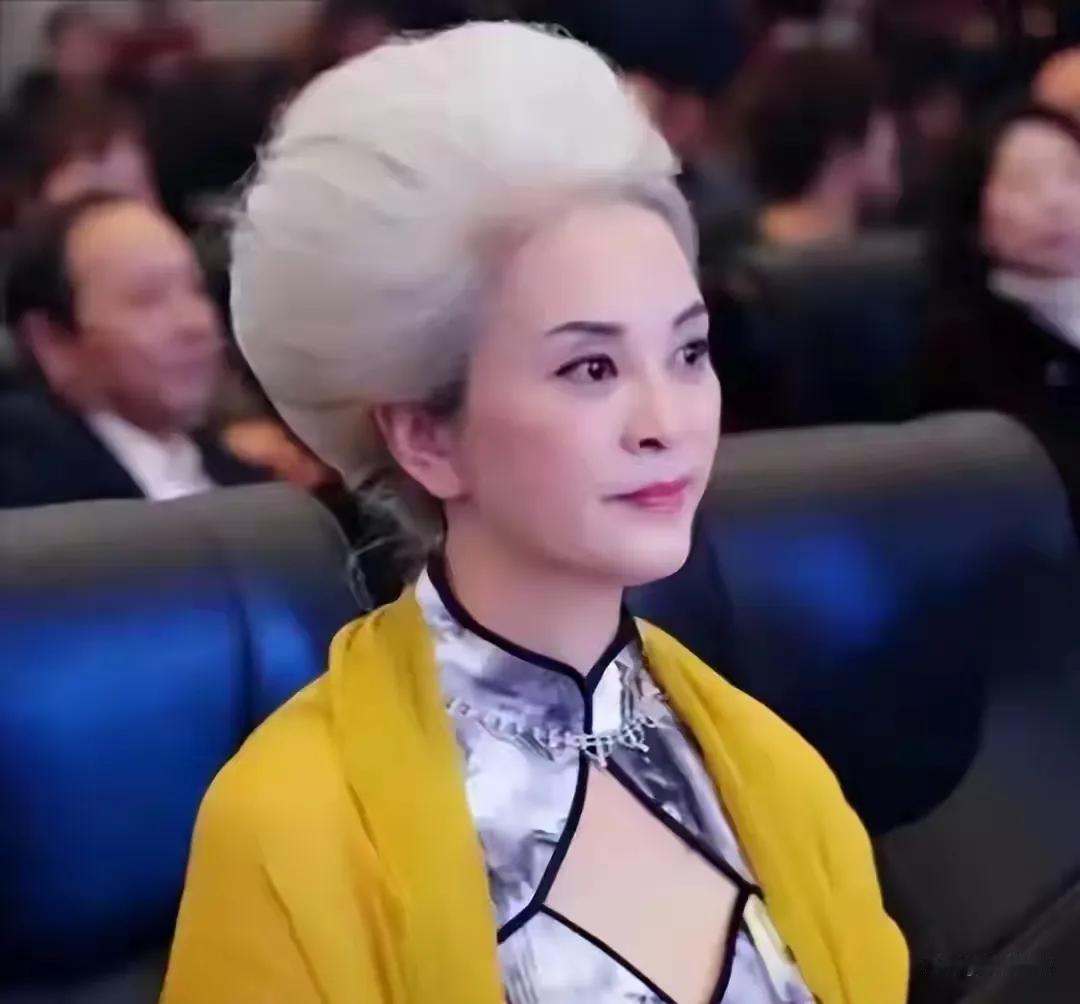 于书的人生，是一部波澜壮阔的奋斗史诗。她曾两度被瘫痪的厄运击中，身体的剧痛如影随