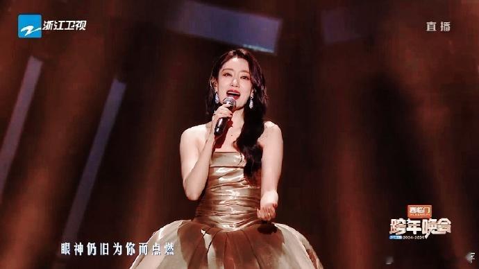 张小斐 人美就算了唱歌还好听 张小斐在舞台上，身着鎏金礼裙光彩照人，一开嗓，那歌