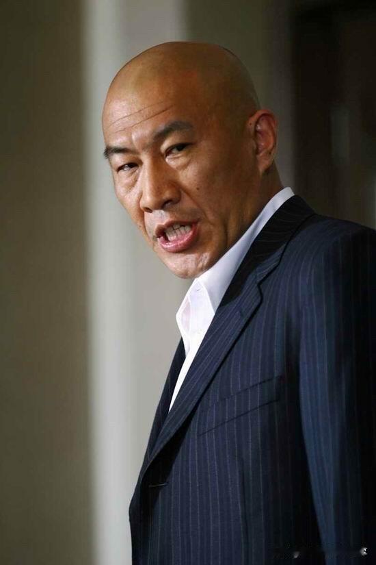 这位男明星感觉是那种不用化妆都可以直接演戏的男演员，满眼都是戏，长相不算英俊，但