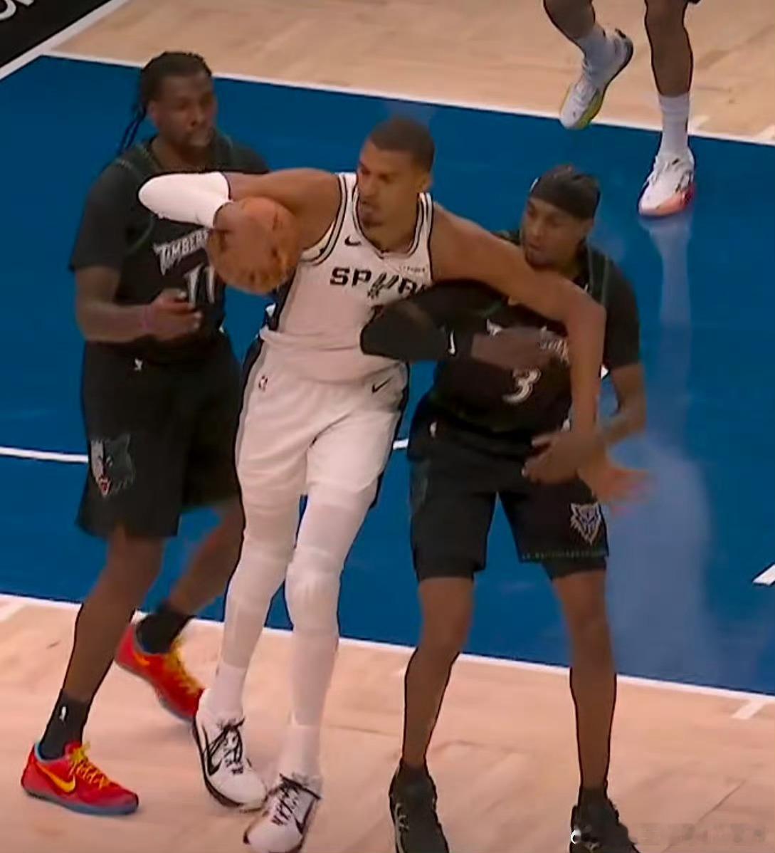 肘击部位（颈部以上）符合NBA二级恶意标准，参考阿泰斯特肘击哈登案例，认为动作具