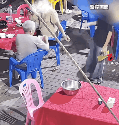来而不往非礼也。近日，广东一大排档上，一食客吃完饭嘴巴一抹，喊服务员过来结账，服