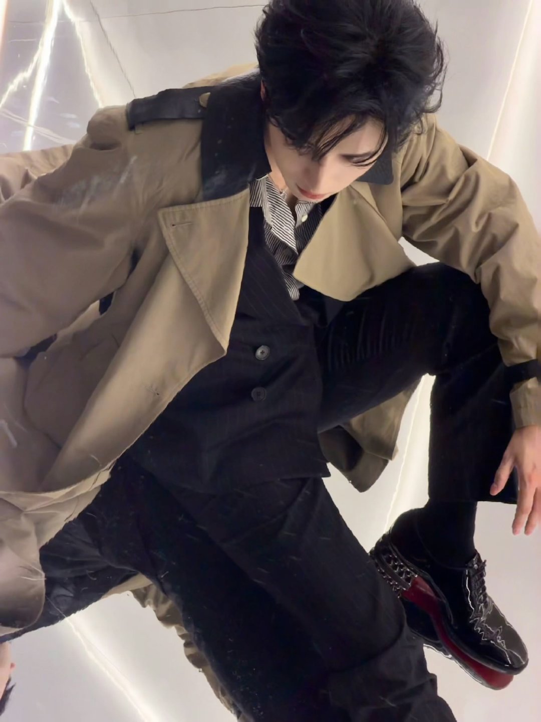 严浩翔晚上好准备跟大家说晚安啦严浩翔晚安live 严浩翔晚安live来啦，是风衣