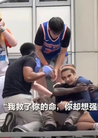 热闹的尼克斯夺冠庆典现场，人群拥挤嘈杂，一名男性球迷突然体力不支当场晕厥，直直倒