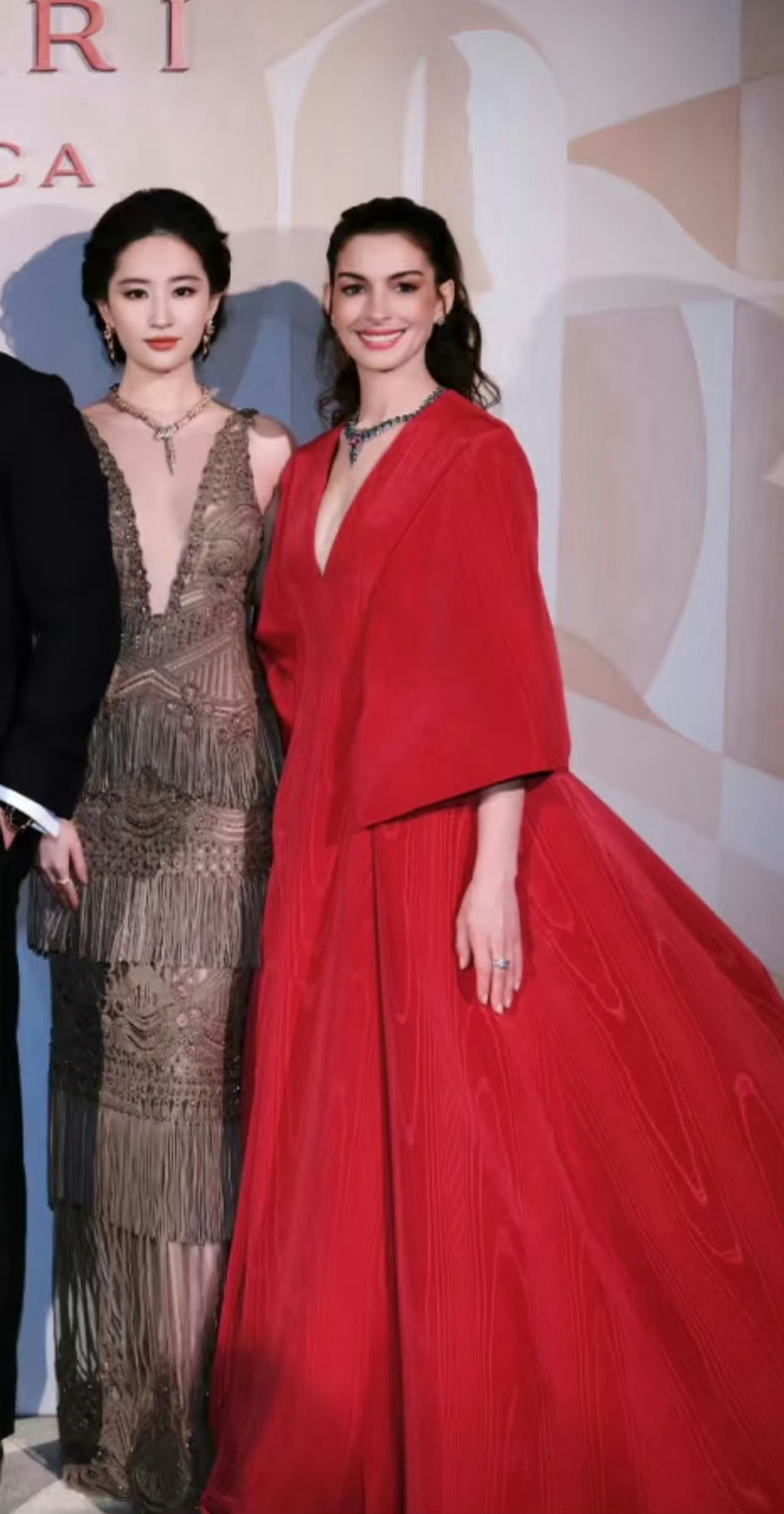 刘亦菲安妮海瑟薇互相搂腰刘亦菲和安妮这气质绝了，同框就是大片既视感