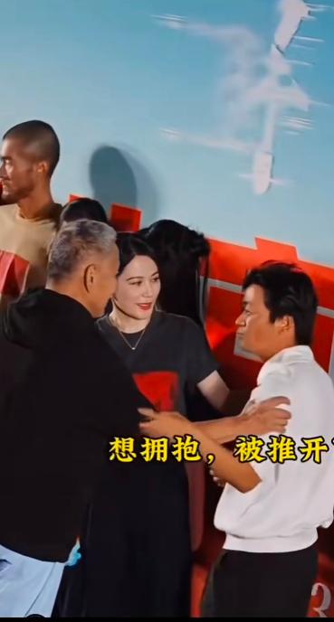 重情感的王宝强见到陈道明后，上前拥抱被推开。

王宝强作为后辈，主动拥抱前辈不太