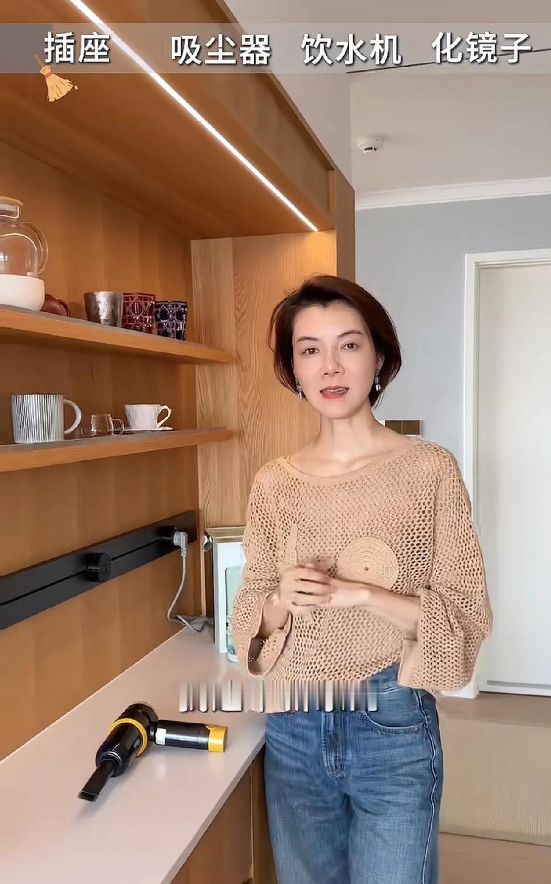 44岁车晓因为几十块运费和客服掰扯半天的事冲上热搜，和她北京顺义那套带菜地的上亿