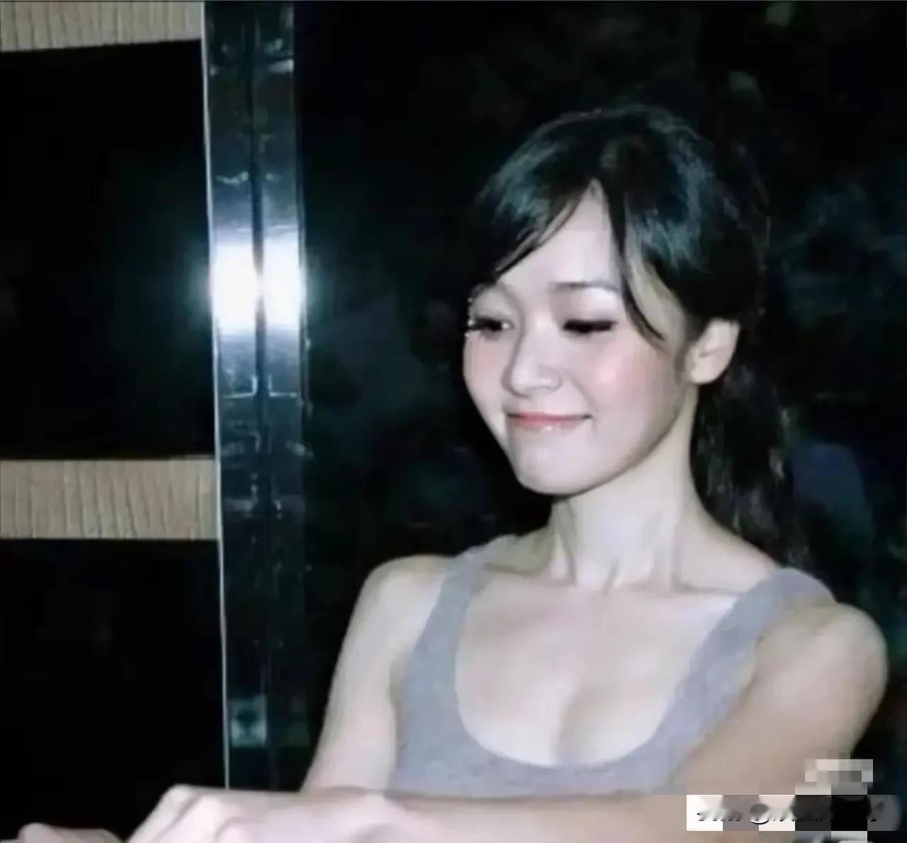 20岁的侯主播，不止周杰伦在爱，谁遇上能不爱呢？
她的五官精致如画，皮肤白皙细腻