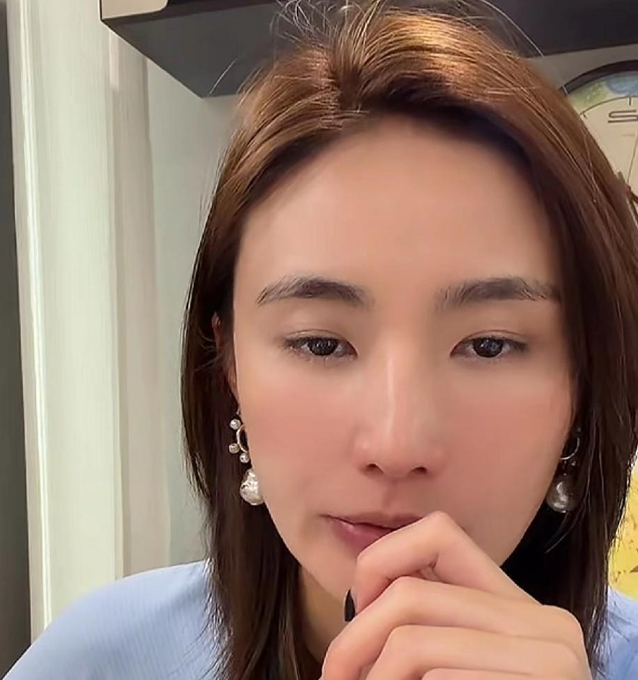 为了孩子不离婚才是伟大？
看看海哈金喜的原生家庭吧。
父母离婚后关系反而更像老朋