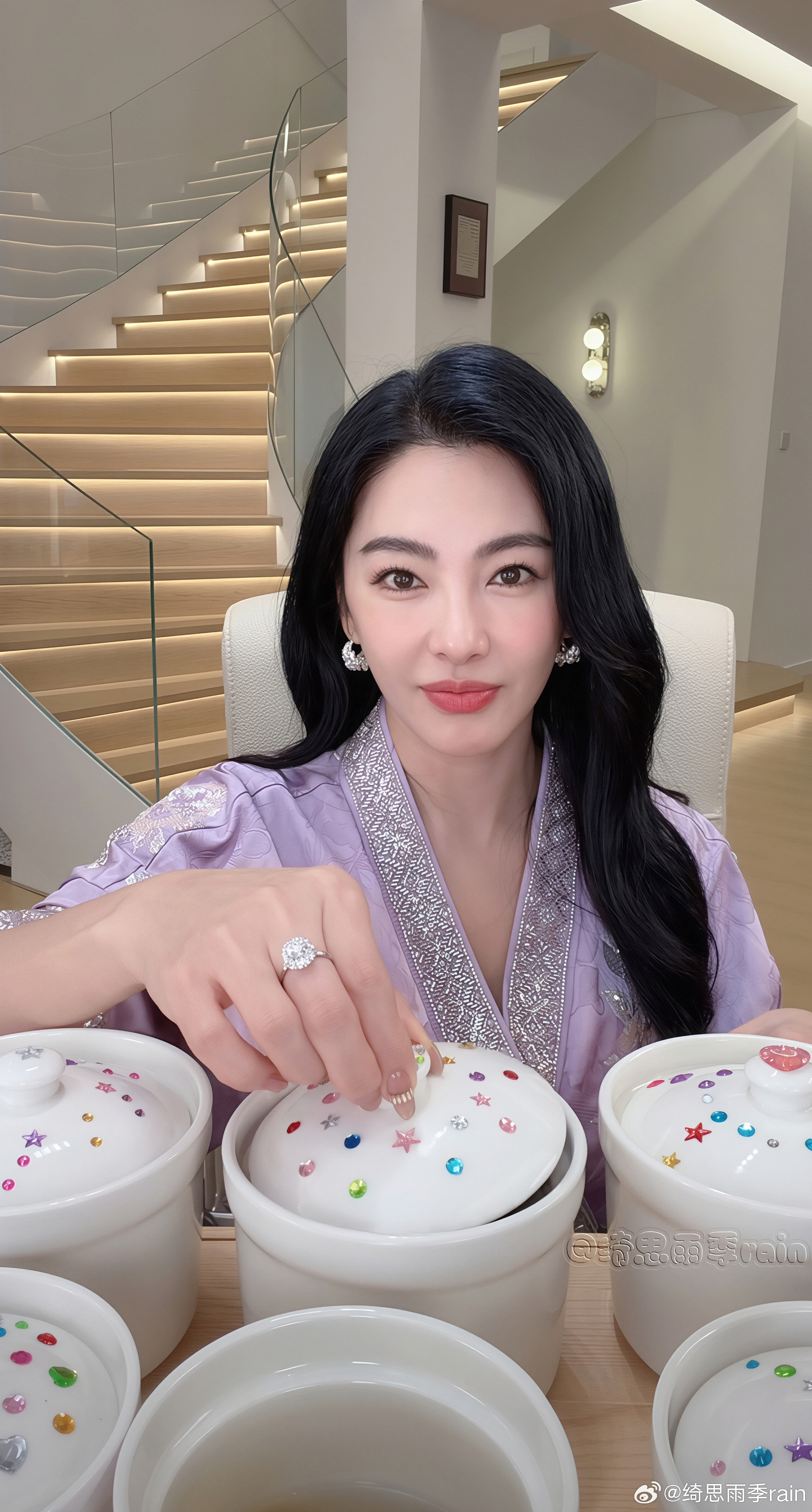 张雨绮直播真的太美了！笑起来自信又迷人，美到让人挪不开眼，不愧是天生的大美人。 