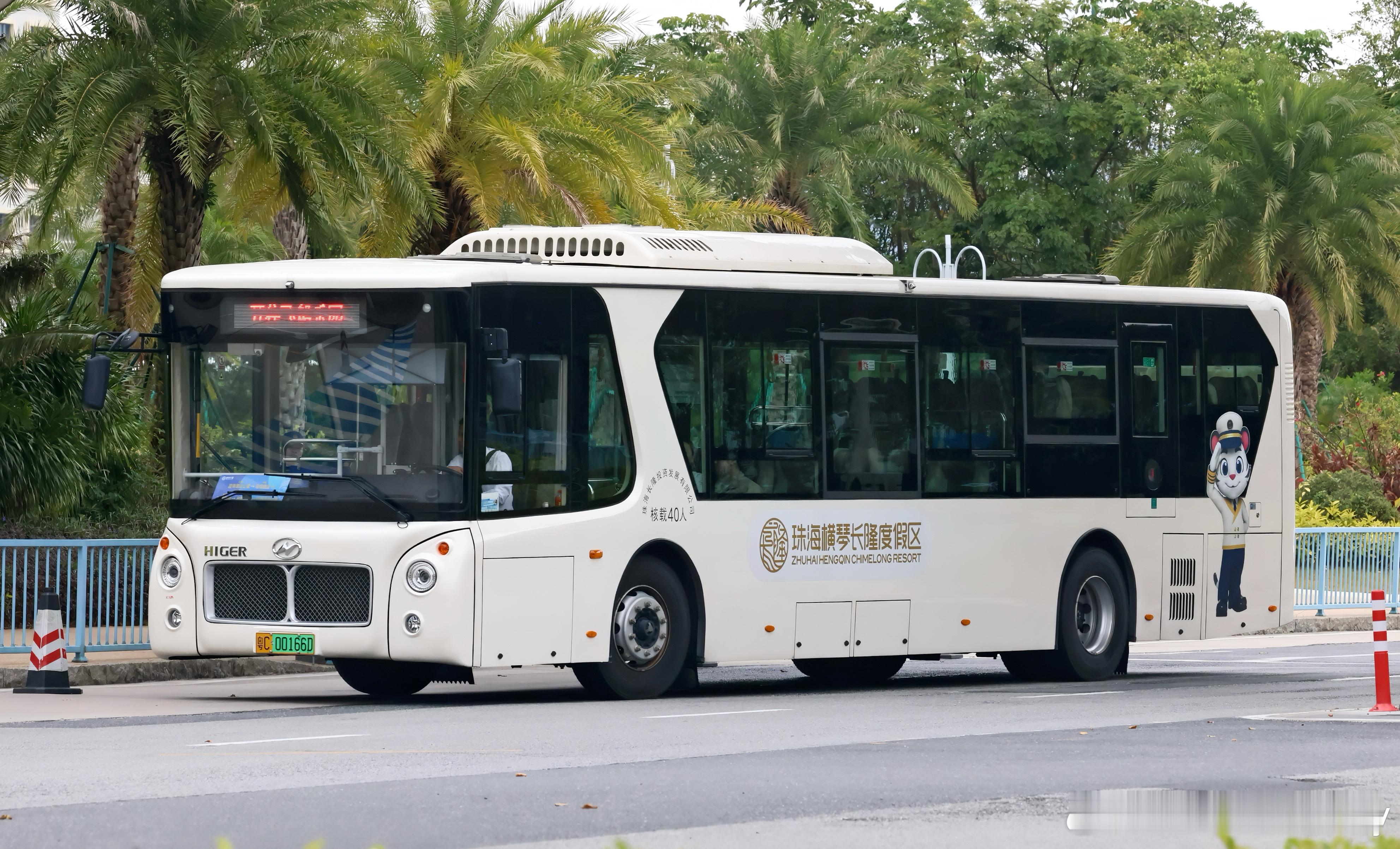 珠海长隆度假区两款海格风景接驳车-一款纯电一款柴油拍了一会儿就有警察骑着巡逻车来