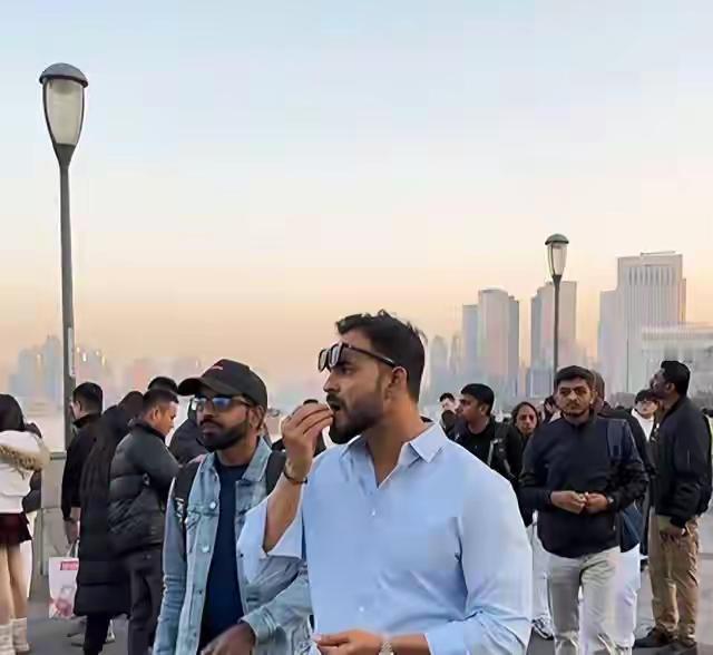 “大婶，咱家那套豪宅，放到中国，可能连个像样点的高档厕所都买不起。”

说这话的