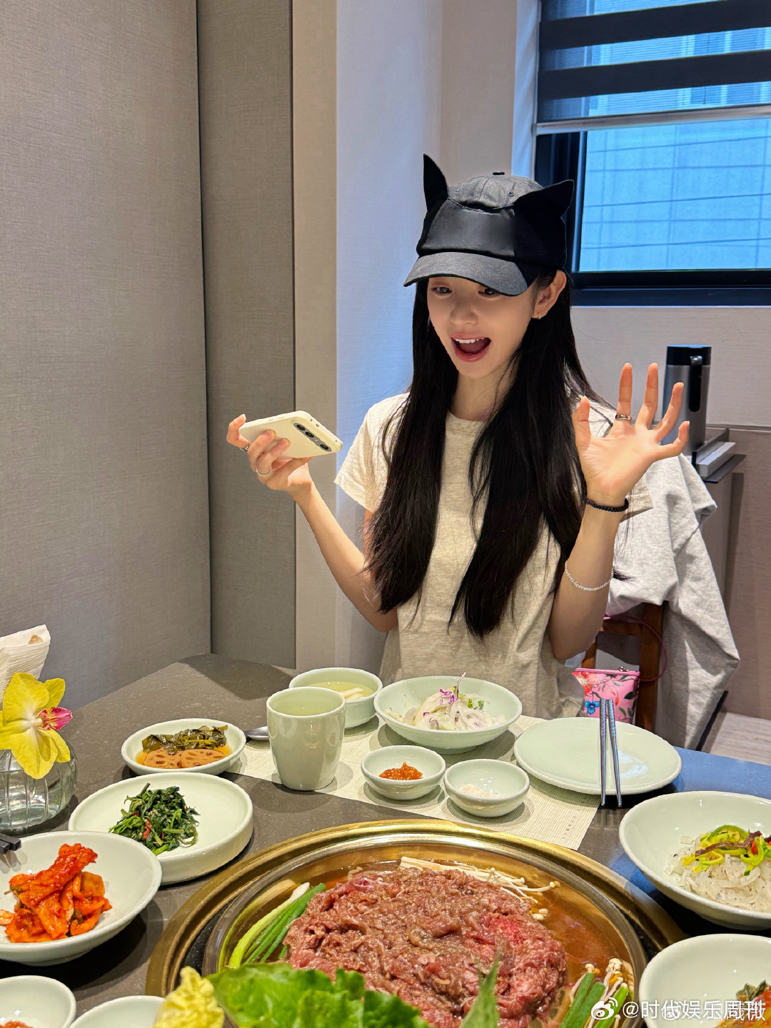 田曦薇机场迟到 田曦薇机场被点名 田曦薇gucci第二套莫名觉得有点呆萌，被点名
