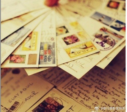 找个舒适的小店，挑张雅致的明信片，送给中意的ta。背面写上：某年某月某日，天气晴