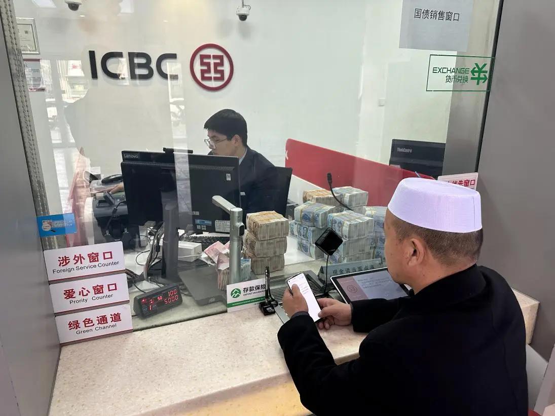 纯属无理取闹？湖南常德，男子临近银行关门冲进网点，要取1500元零钱遭拒，一气之
