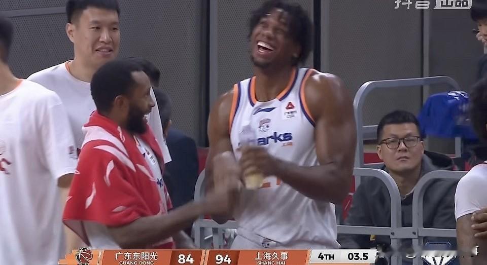 84-94，广东主场再次输给上海，广东一度落后28多分，下半场虽然极力反击，但上