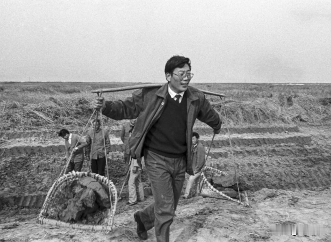 1990年寒冬，如东东凌垦区围垦筑堤工程进入攻坚阶段，各村民工顶风冒寒奋战在滩涂