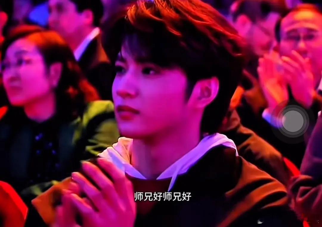 易烊千玺的表情好尴尬啊，是跟刘耀文不认识吗