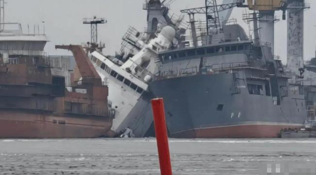 俄罗斯这下损失大了！
3月25日一艘停泊在列宁格勒维堡造船厂的22550型武装破