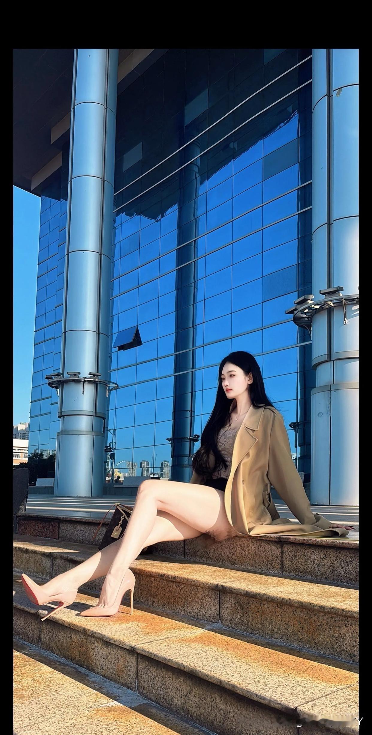 都市时尚女郎，优雅坐在现代建筑前，高跟鞋与长外套相得益彰。

美女 美女人像群 
