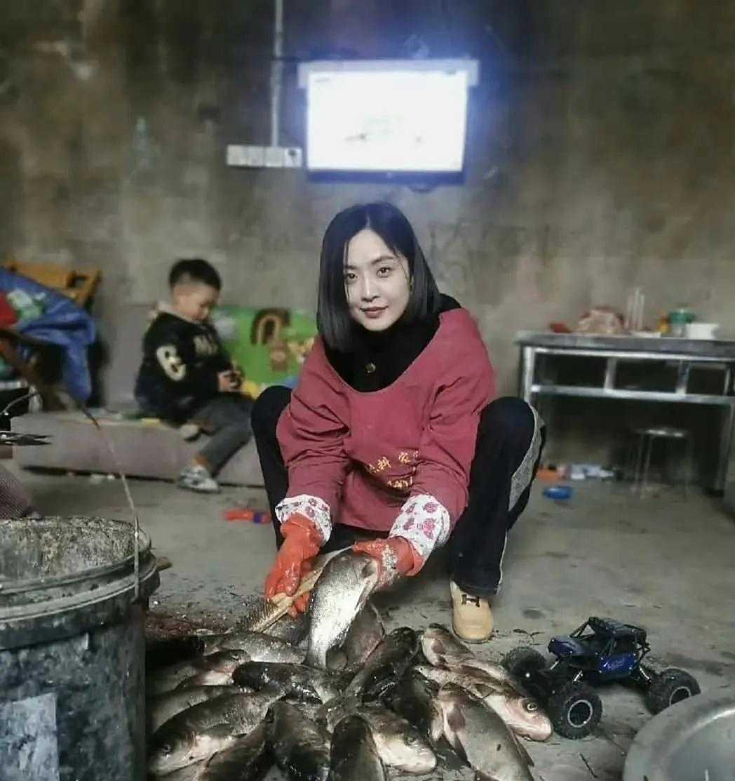 这个男人是何其有幸，简陋之室，竟然能娶到如此貌美的媳妇，一身烟火劳作，依旧笑意盈