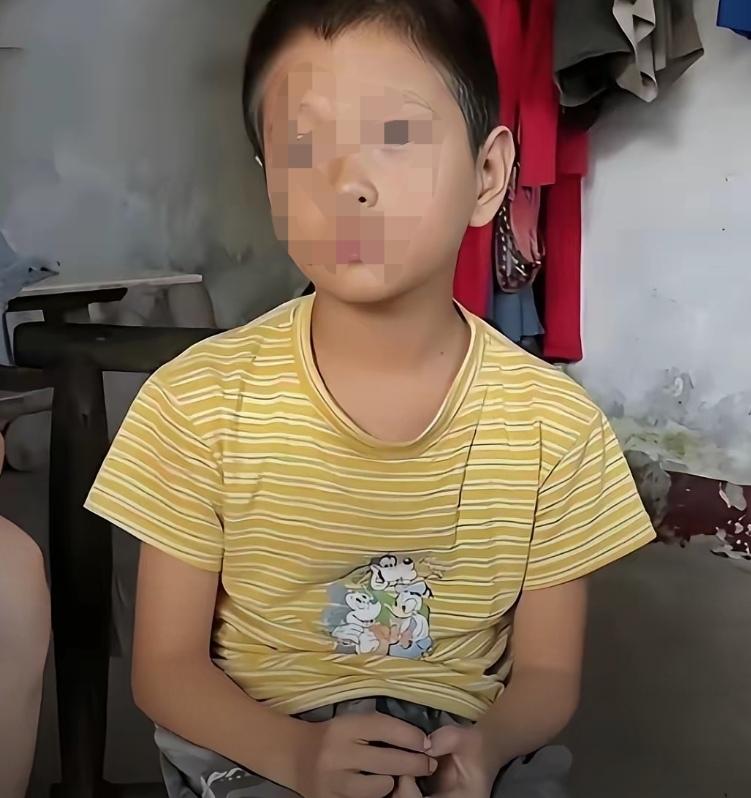 不用道德绑架，说说男子的选择对还是错？
      图中的男孩是堂哥的弟弟，今年