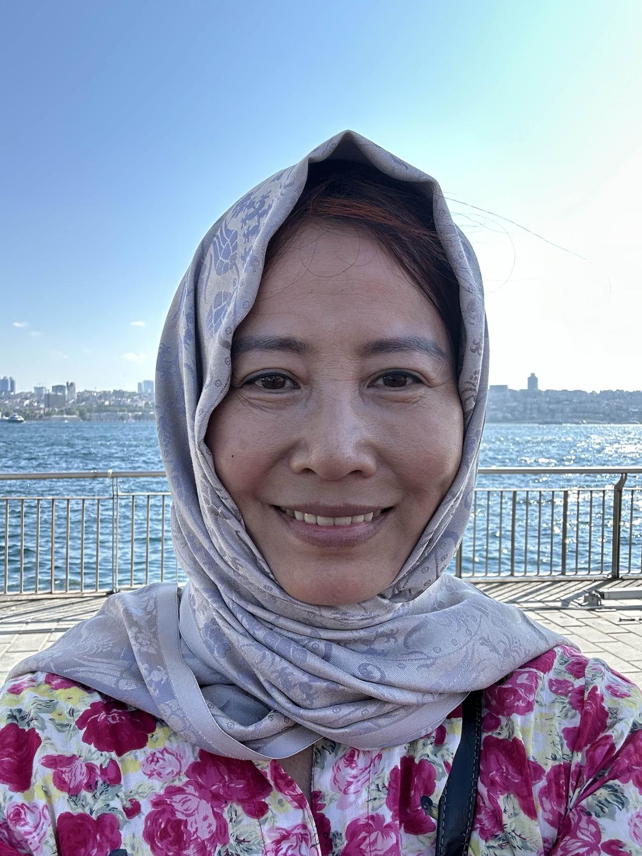 在伊斯坦布尔的博斯普鲁斯海峡边，围一条土耳其本地产的丝质围巾🧣…