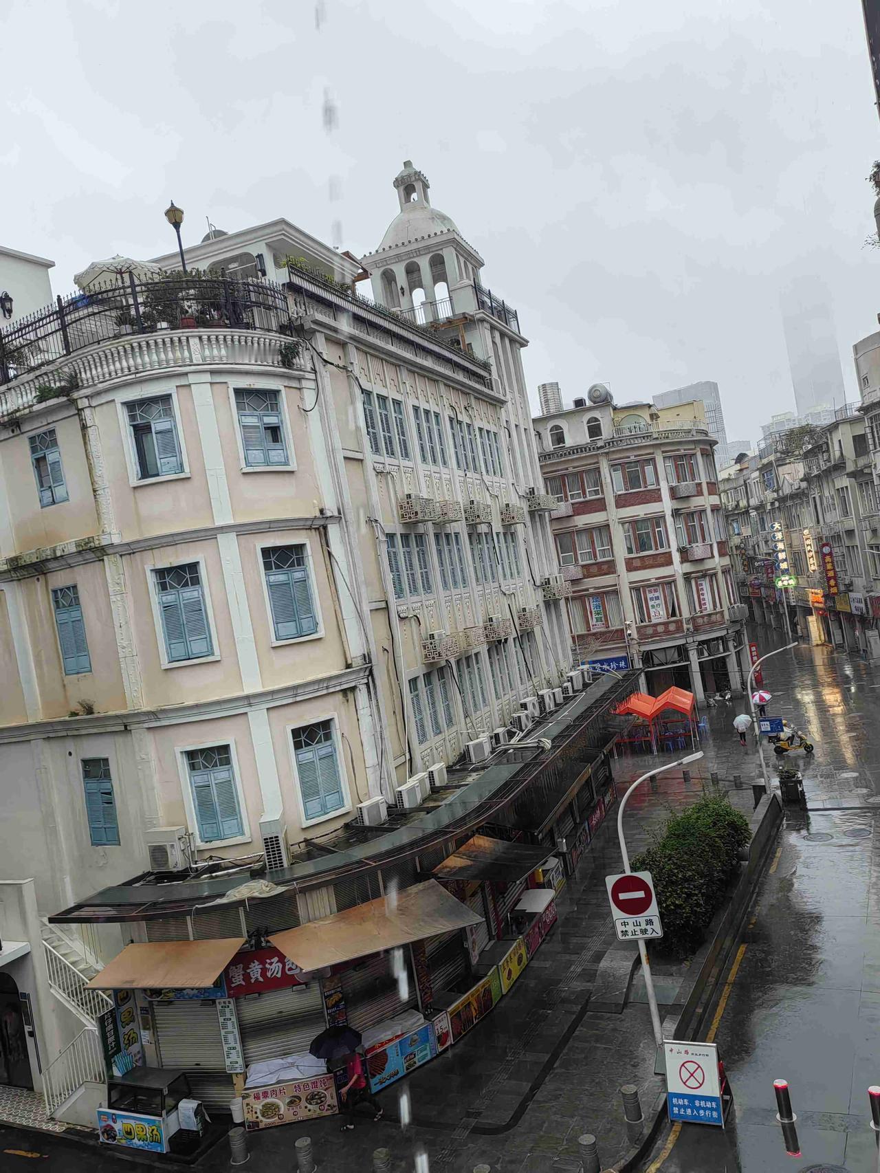 今天的雨，下得又大又急，还伴着雷声，路上视线差、路面湿滑，真的要格外当心。
 