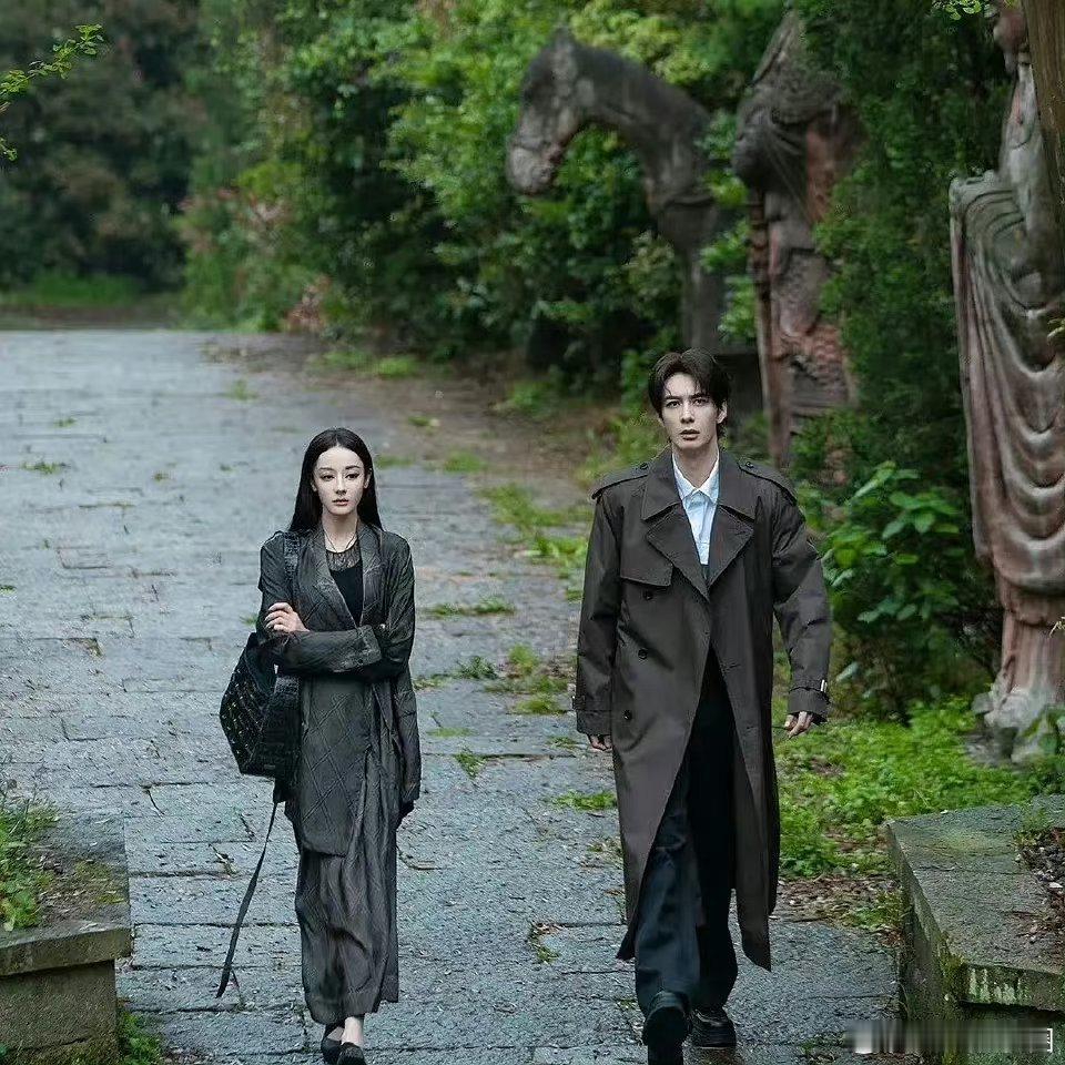 迪丽热巴和宋威龙两个人站在一起体型差还是很到位的[开学季][开学季][开学季]这