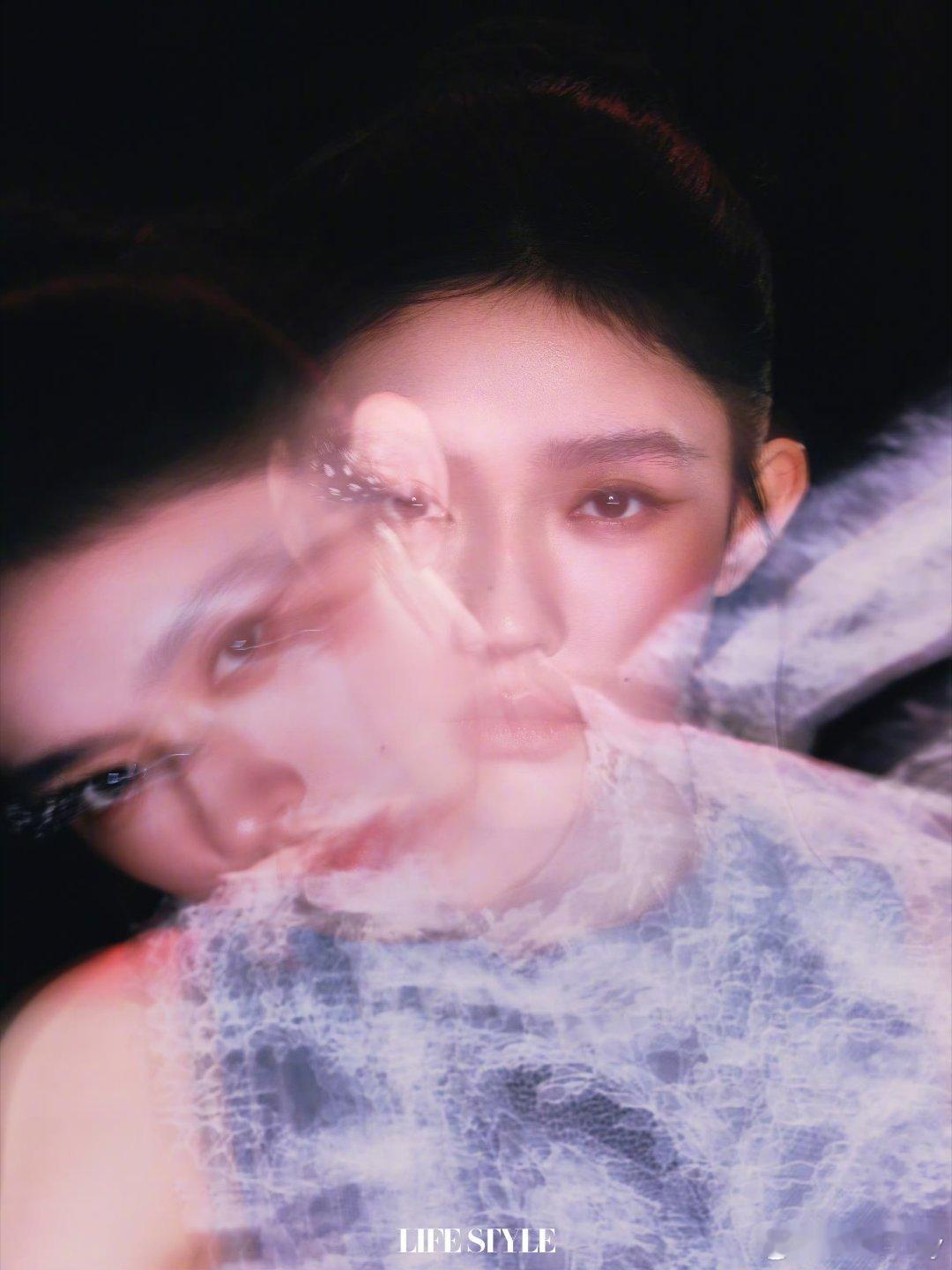 林允浮华鎏金候场大片林允精品购物指南生日刊封面鎏金幕启，候场成诗；光影为序，新岁