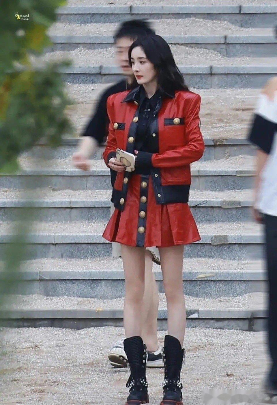 #杨幂一天三套衣服#杨幂一天换了三套造型，咱就是说这个换装速度太快了，我们爱看哈