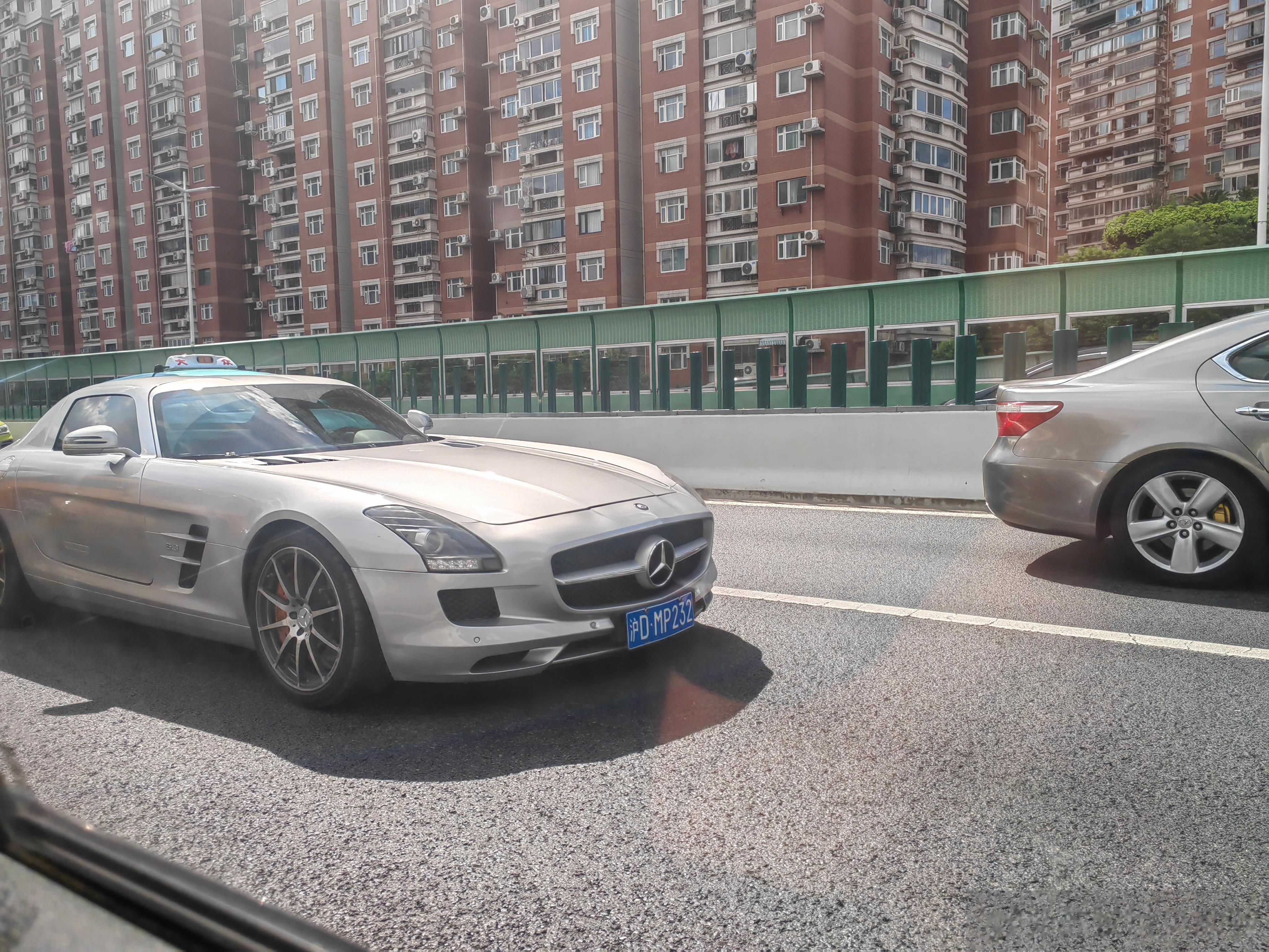 上海偶遇SLS AMG，老洋气了呀#汽车资讯##超跑豪车#  ​​​