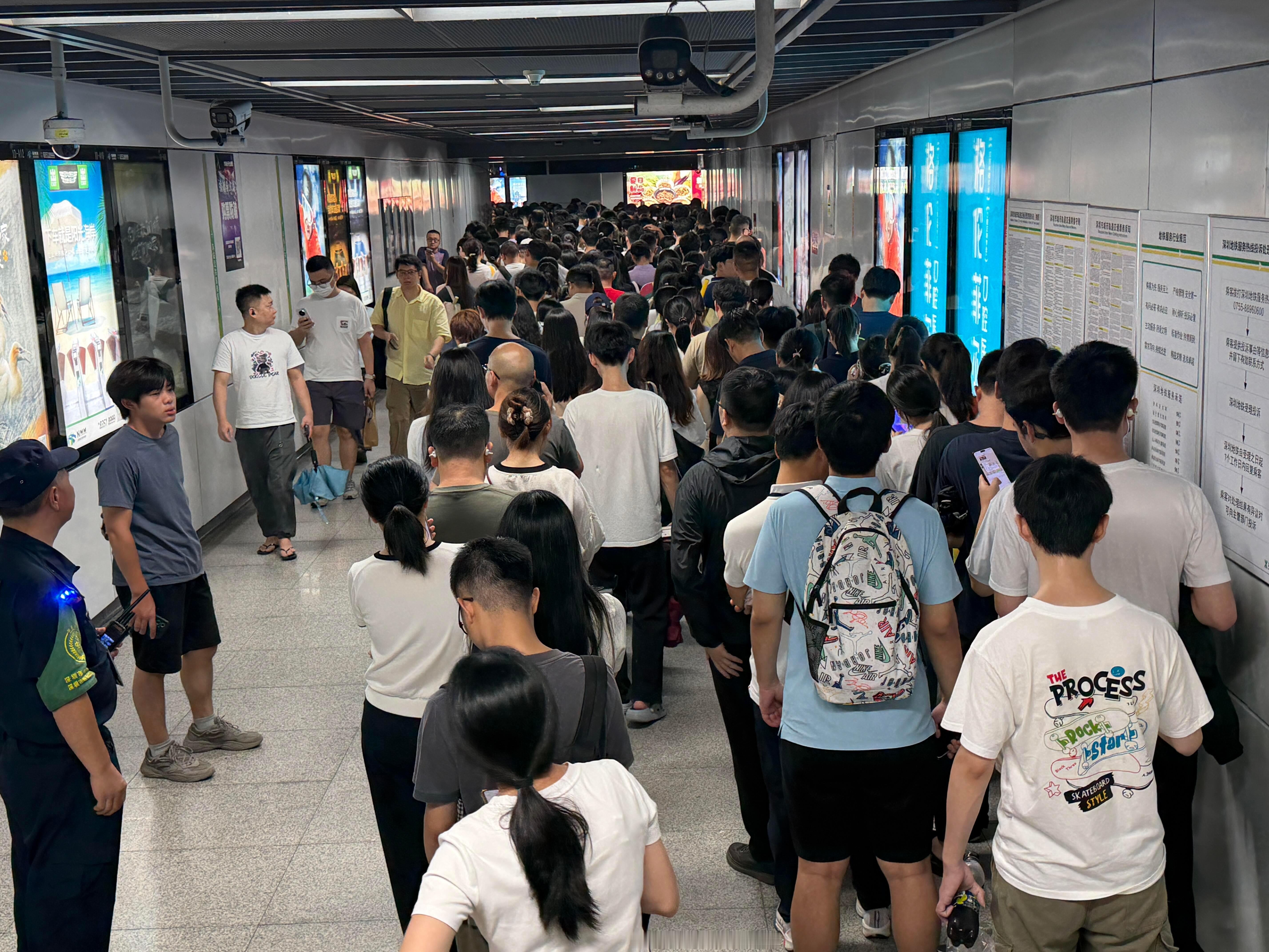 深圳地铁 安检原本的安检小包或者袋子 扫一下或者看一下就能过 现在要求大包小包全