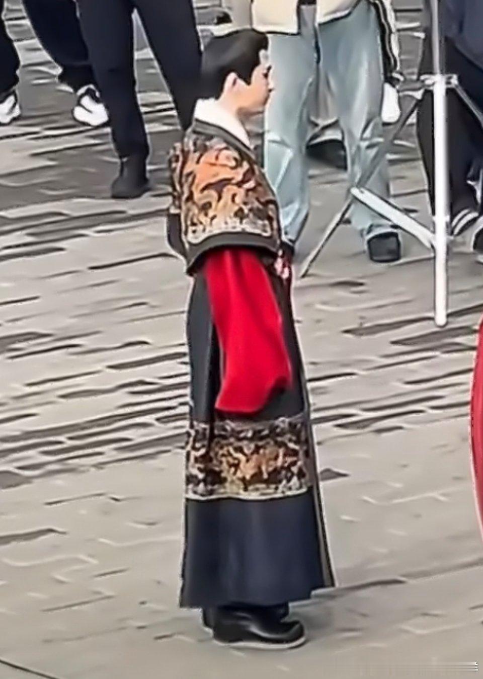 这鞋跟少说也有10厘米吧