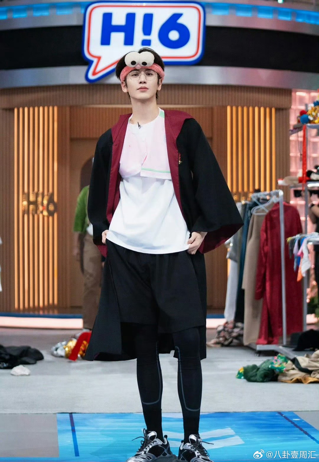 《你好星期六》的舞台仿佛是张凌赫的专属T台，气质、仪态、外貌全方位在线，这哪里是