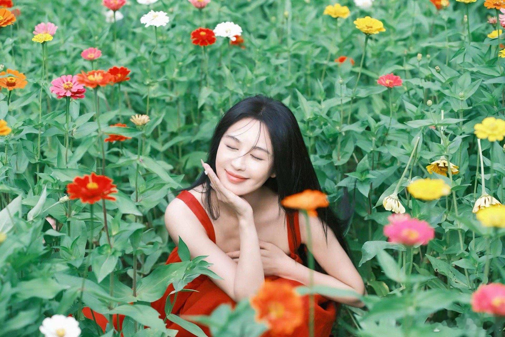 李菲儿美得好有生命力谁懂啊！李菲儿生日照的红裙造型，在旷野上奔跑的瞬间，那种氛围