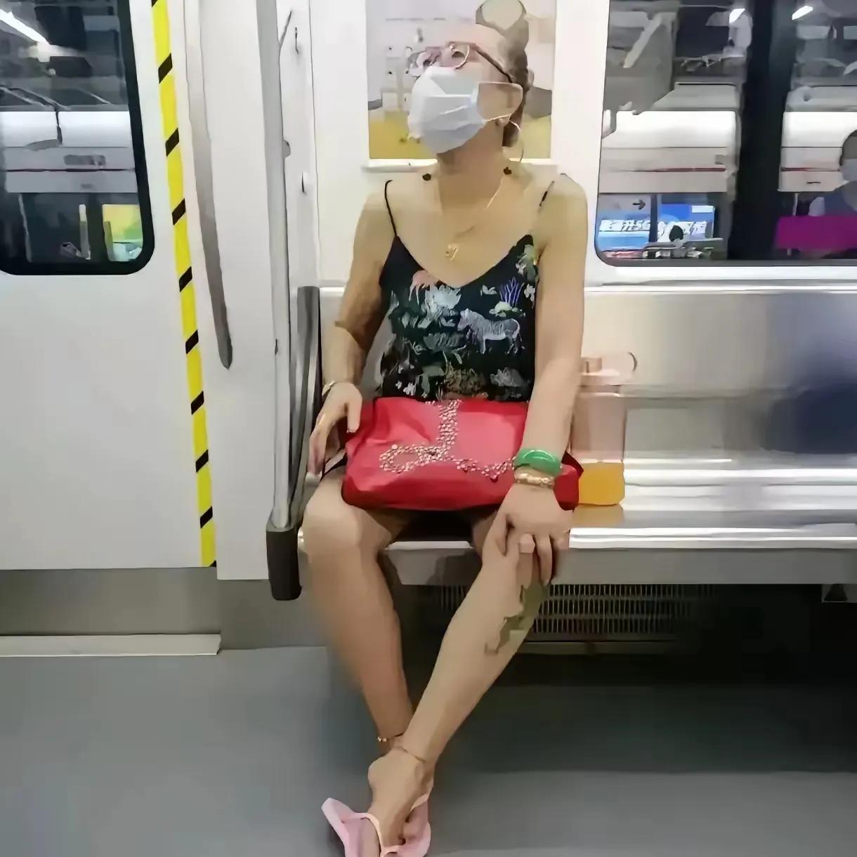世风日下啊！大妈都一大把年纪了，就穿着吊带、短裤出门，有点辣眼睛呢！
很明显，这