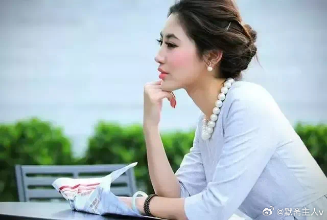 独行·默斋主人原创自由诗甚至不必低头去确认鞋底的沙砾是否硌脚身后路口早已荒草丛生
