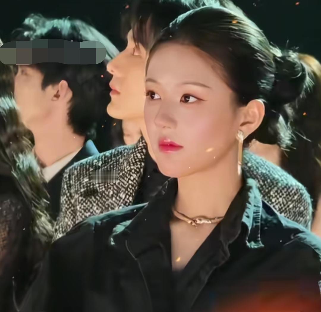 感觉赵露思像变了一个人似的，星光大赏上，旁边的白鹿孟子义都随着音乐扭动身体，很嗨