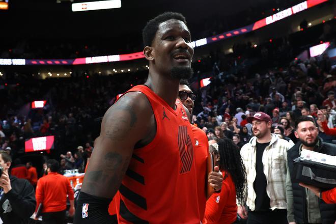 名记Haynes在NBA TV节目中透露，湖人很可能得到艾顿，一直在寻找中锋位置