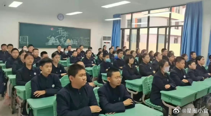 这校服一个人穿好看，全班一起穿就怪怪的了…… 