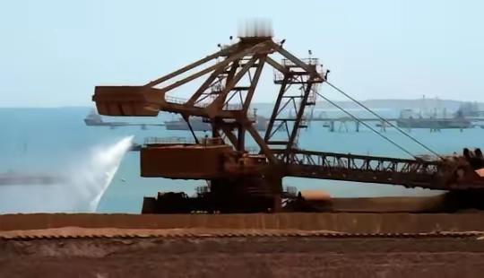 中国买矿石坚持用人民币，不玩美元那一套了。 美国让澳大利亚必须用美元卖，结果自己