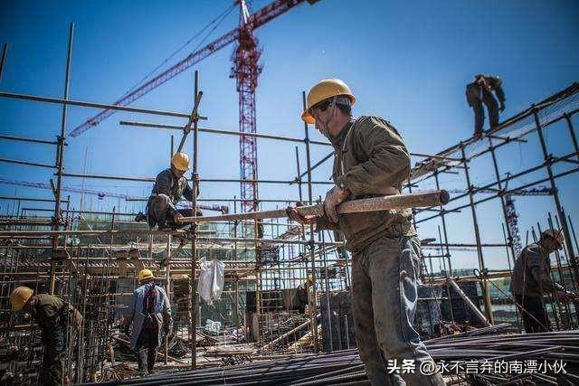我爸在工地上干活，我偷偷去看了一眼，回来哭了一整晚！

我今年大三，家里条件一般