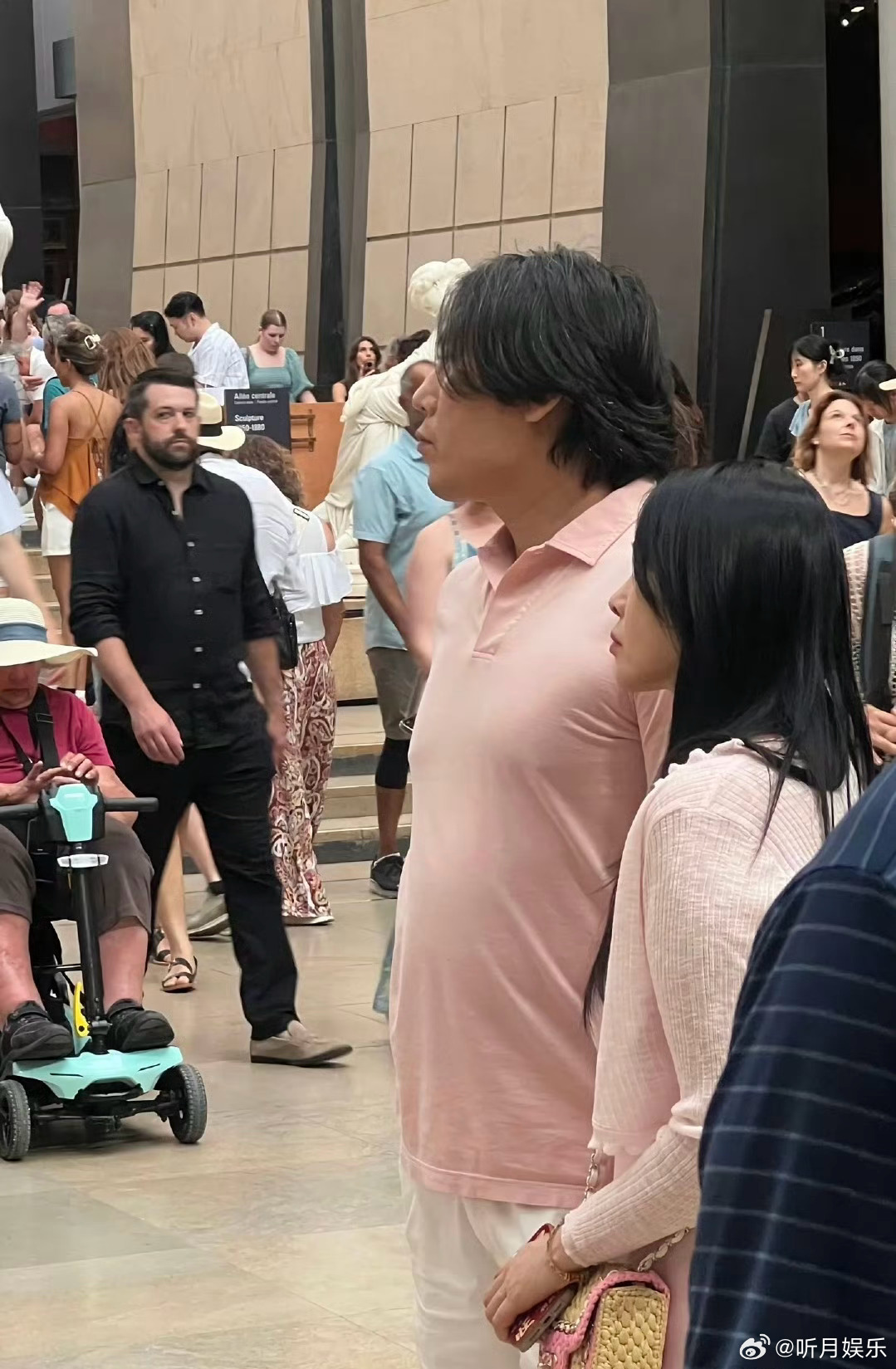 秦昊伊能静全程牵手 网友偶遇秦昊伊能静逛博物馆，二人全程牵手十分恩爱[哇]秦昊又