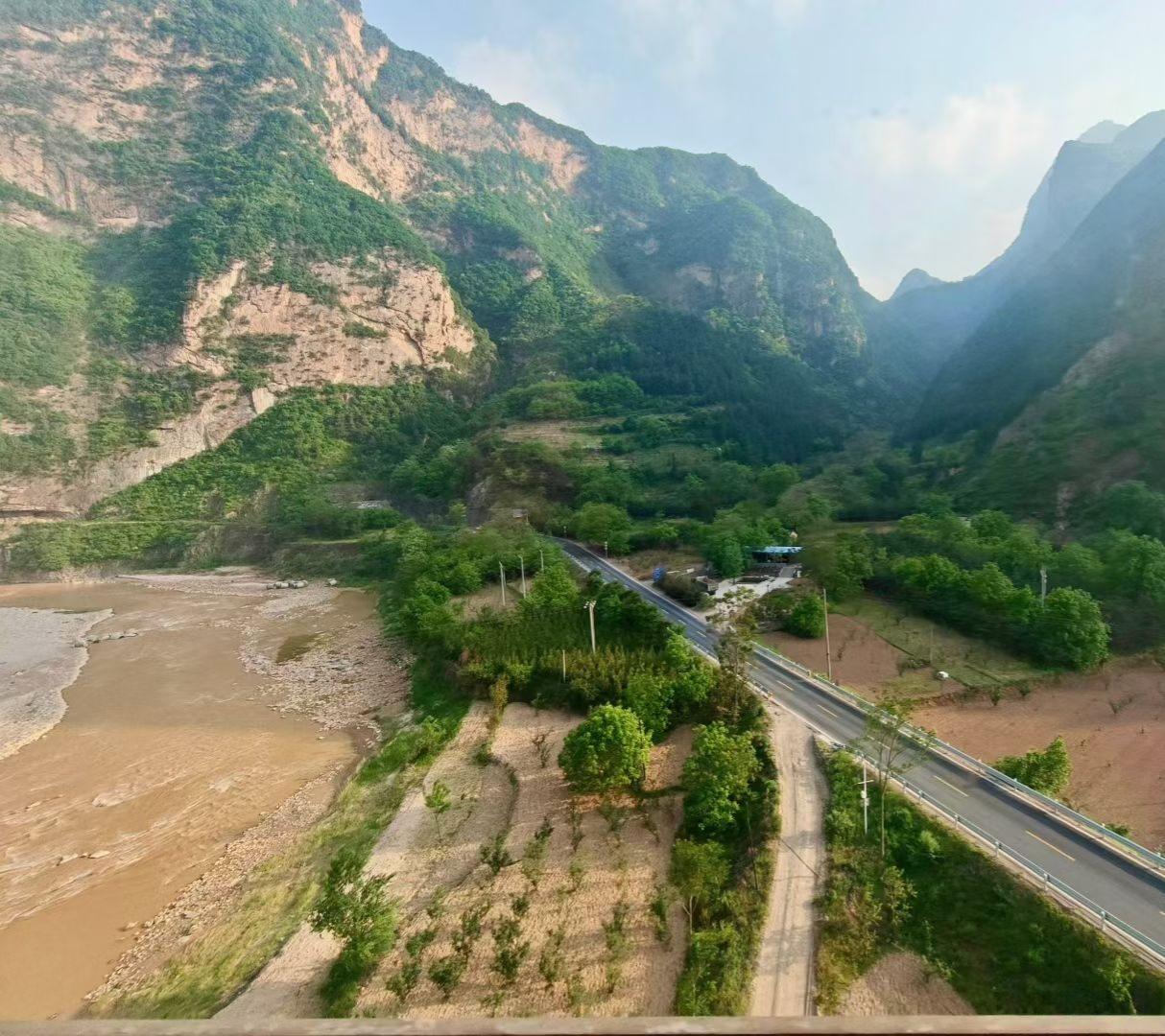 晒图笔记大赛列车穿行秦岭峡谷，青山对峙，长河蜿蜒。层峦叠嶂藏着山野苍茫，薄雾漫过