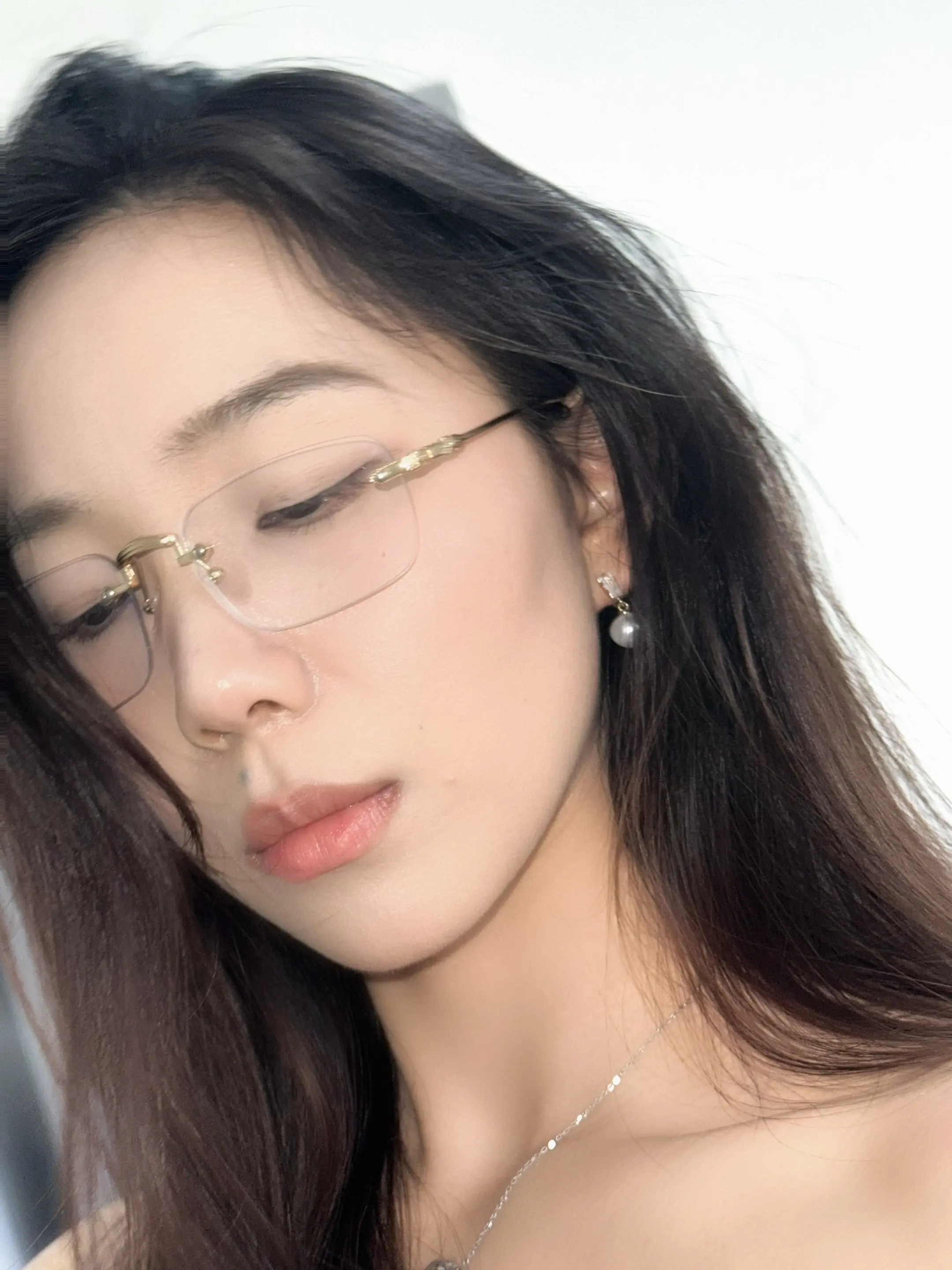 熟人面前像疯子，生人面前像孙子。
