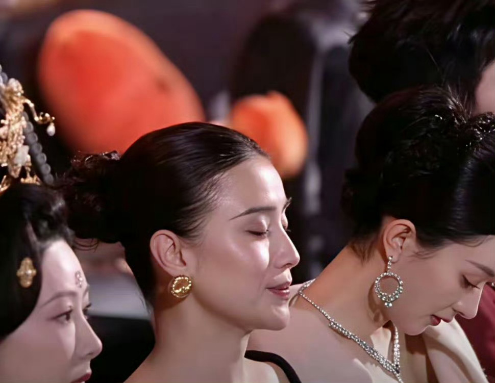 赵丽颖侧颜真的绝了，鼻子真美，低头都没双下巴 