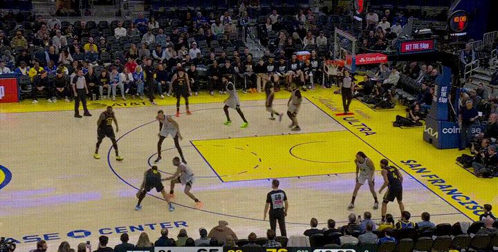 真是不把年轻人当回事！
格林硬扛2米24的文班亚马打成2+1，这哪是打球，分明是