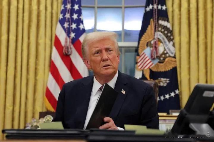 特朗普刚上任就解雇1000多名拜登政府官员，包括厨师何塞·安德烈斯他是总统自由勋